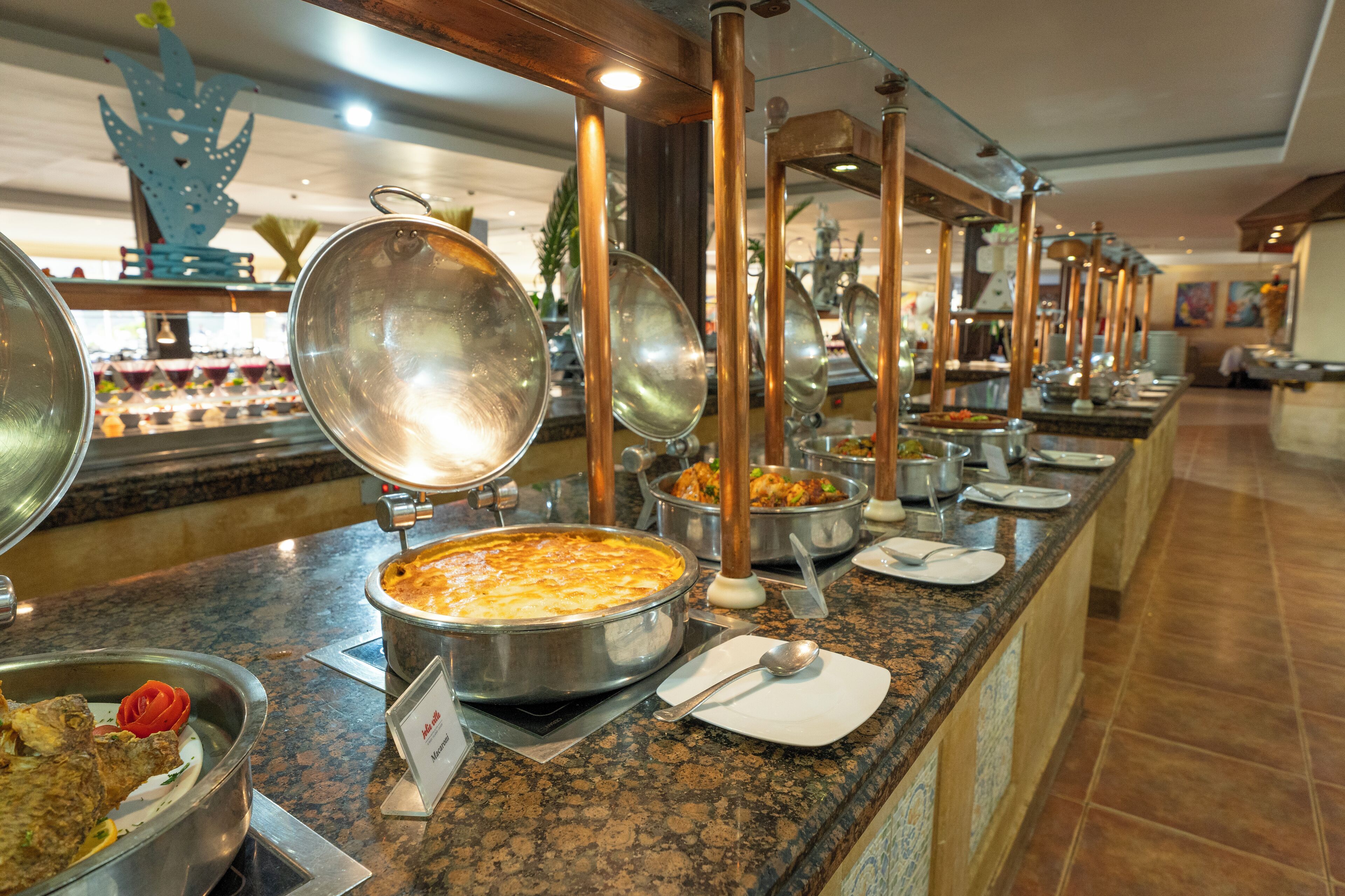 Ein Buffet mit verschiedenen Speisen und einem Schild mit der Aufschrift 'Buffet Buffet'.