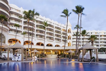 4 restaurants, breakfast, lunch, dinner served; American cuisine at Fairmont Kea Lani Maui