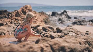 En la playa, arena blanca, camas de playa, sillas reclinables de playa