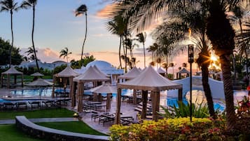 3 piscinas al aire libre, camas de piscina con cargo, sombrillas