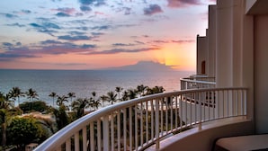 A balcony with a view of the ocean and sunset. - Fairmont Kea Lani Maui (Kihei)