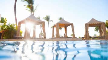 3 座室外游泳池,提供遮陽小屋 (付費)和泳池遮陽傘