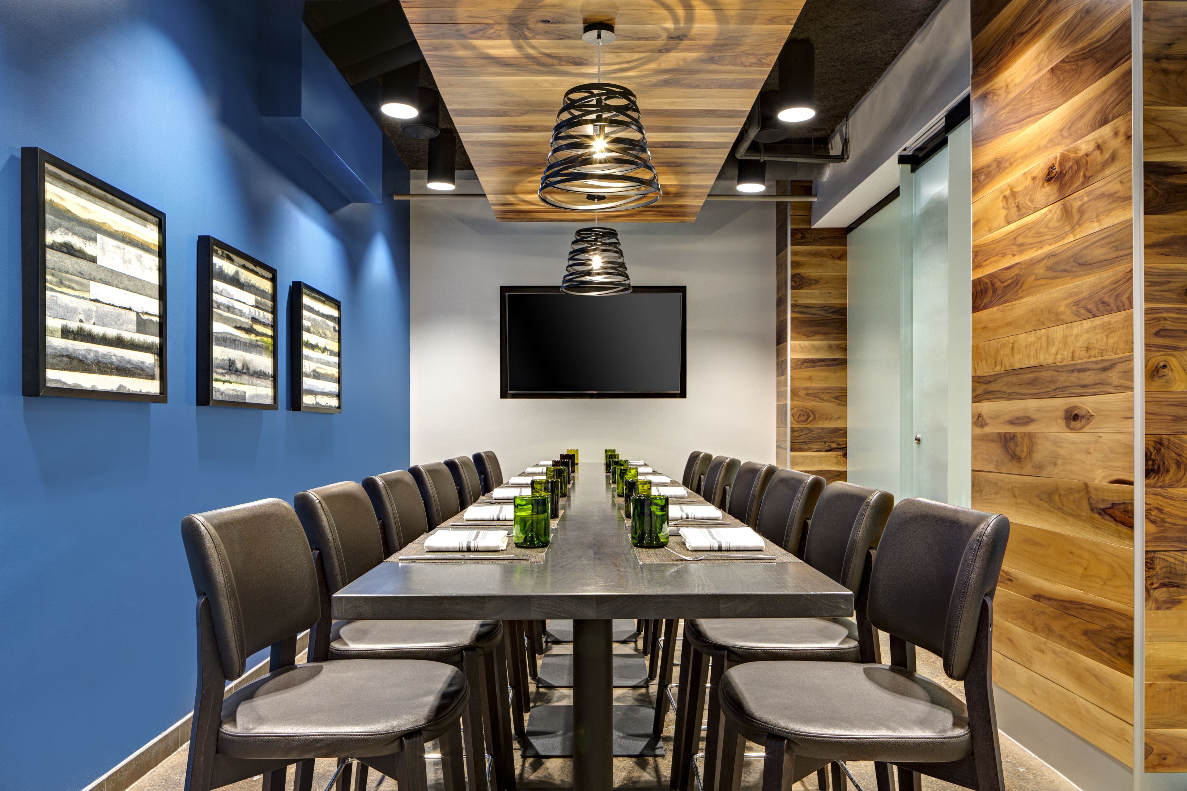 4 restaurants, breakfast served