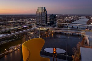 4 restaurantes, se sirve desayuno 