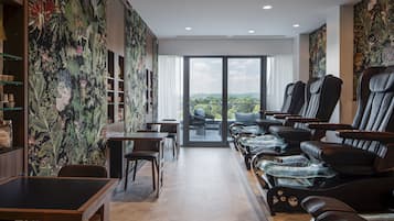 Couples treatment rooms, sauna, body treatments, aromatherapy