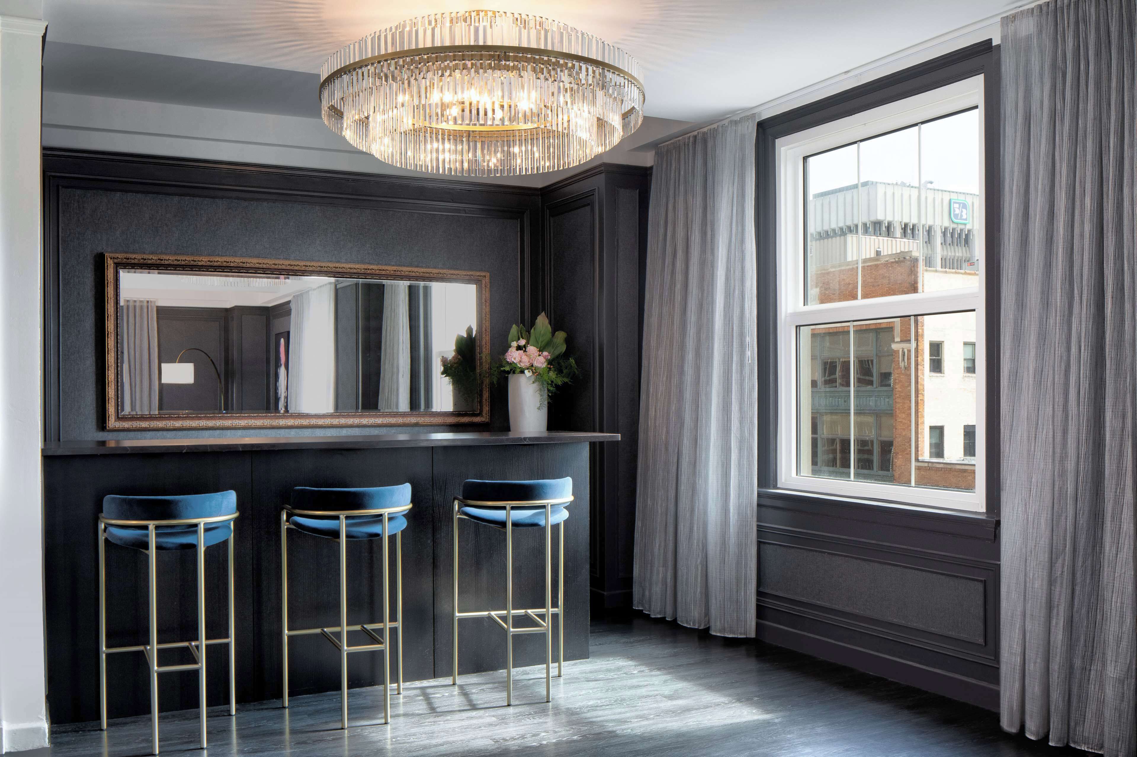 Luxury Suite, 1 King Bed, Non Smoking (Plaza) | Premium bedding, pillowtop beds, in-room safe, desk