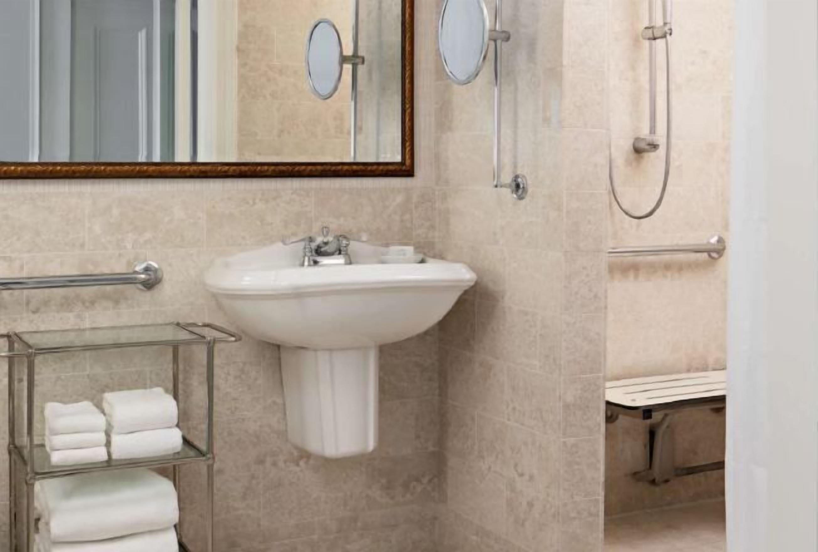 Badezimmer | Duschwanne, umweltfreundliche Kosmetikartikel, Haartrockner, Handtücher