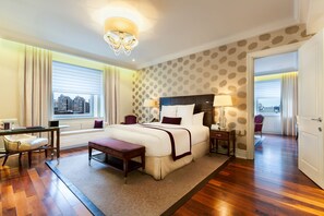 Suite, 1 King Bed, Fireplace | Premium bedding, in-room safe, desk, laptop workspace