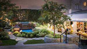 Un jardin bien entretenu, agrémenté d’une terrasse en bois, d’une petite piscine et d’un kiosque.