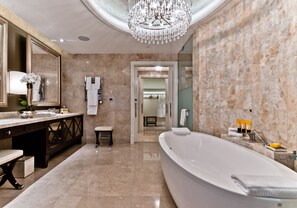 Chambre Royale, 1 lit double | Salle de bain | Douche, douche à « effet pluie », articles de toilette écologiques