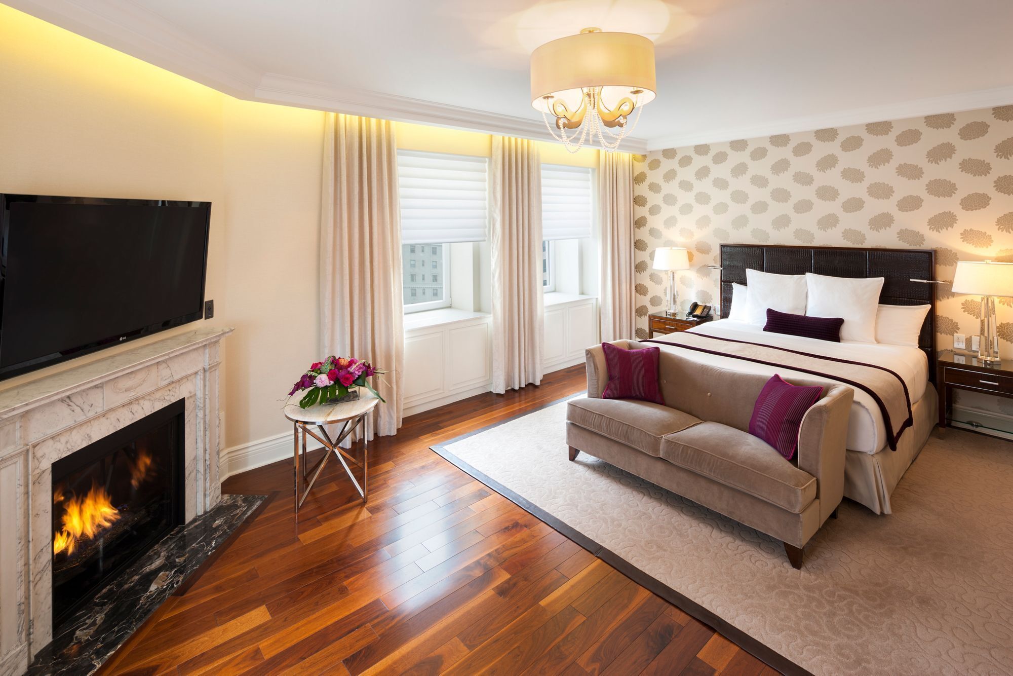 Ropa de cama de alta calidad y caja de seguridad en la habitación 