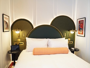 Standard Room, 1 Twin Bed | Minibar, in-room safe, desk, laptop workspace