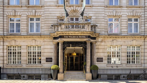 Das äußere Erscheinungsbild des Welbeck Hotels mit einem prunkvollen Eingang, großen Fenstern und einer symmetrischen Fassade.