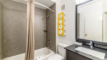 Kombinasi shower/bathtub dan perlengkapan kamar mandi ramah lingkungan