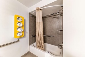 Combined shower/tub, eco-friendly toiletries, towels - Motel 6 Lewisville, TX - Medical City (Lewisville)