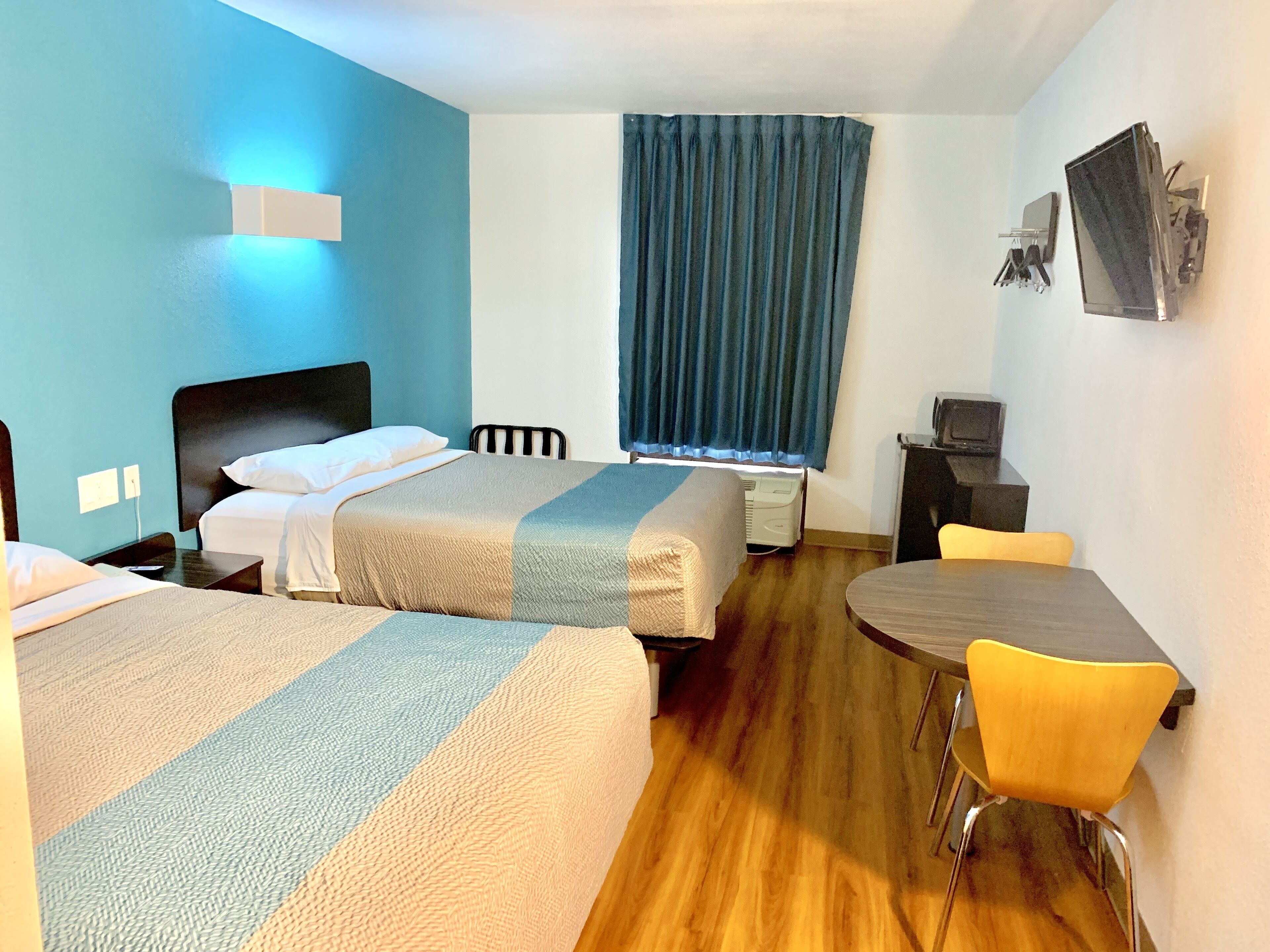 Työpöytä, kannettavalle tietokoneelle sopiva työtila