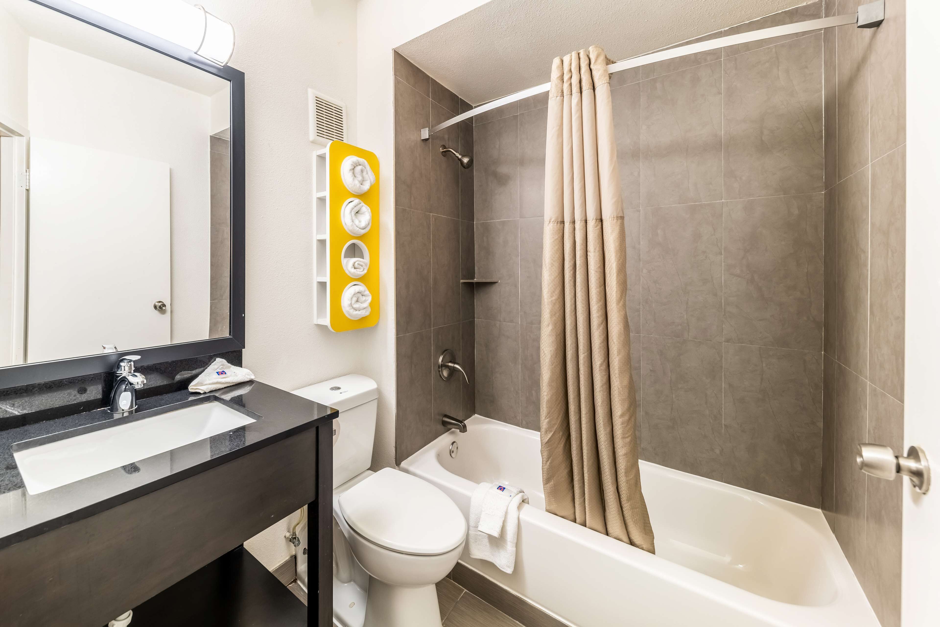 وحدات دش مع أحواض استحمام، مستلزمات للعناية الشخصية صديقة للبيئة، مناشف