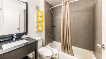 Combined shower/bathtub, eco-friendly toiletries, towels