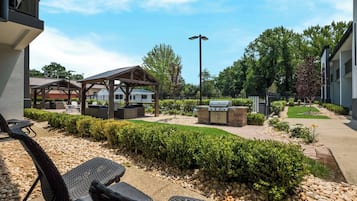 Standaard kamer, 2 queensize bedden, patio, uitzicht op zwembad (1st Floor) | 1 slaapkamer, een kluis op de kamer, een laptopwerkplek