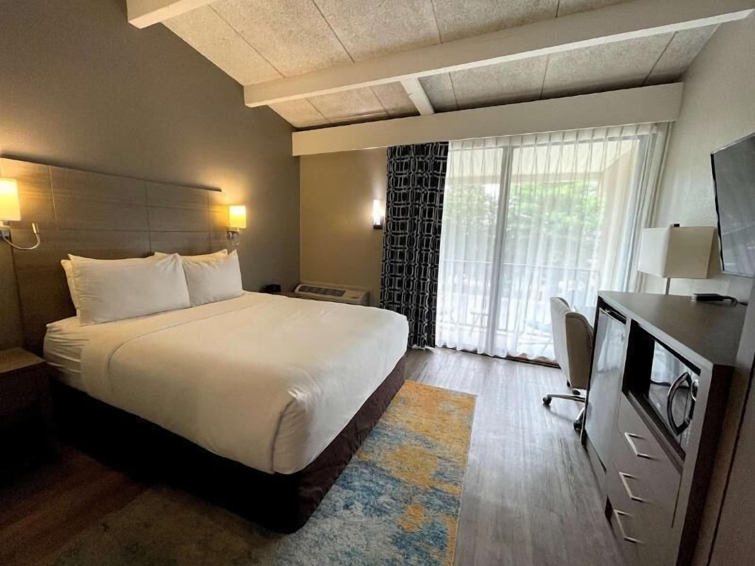 1 bedroom, in-room safe, laptop workspace, blackout drapes