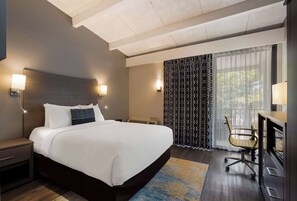 Kamar Standar, 1 Tempat Tidur Queen, Bebas Asap Rokok, patio | 1 kamar tidur, brankas, ruang kerja ramah laptop, dan tirai kedap cahaya