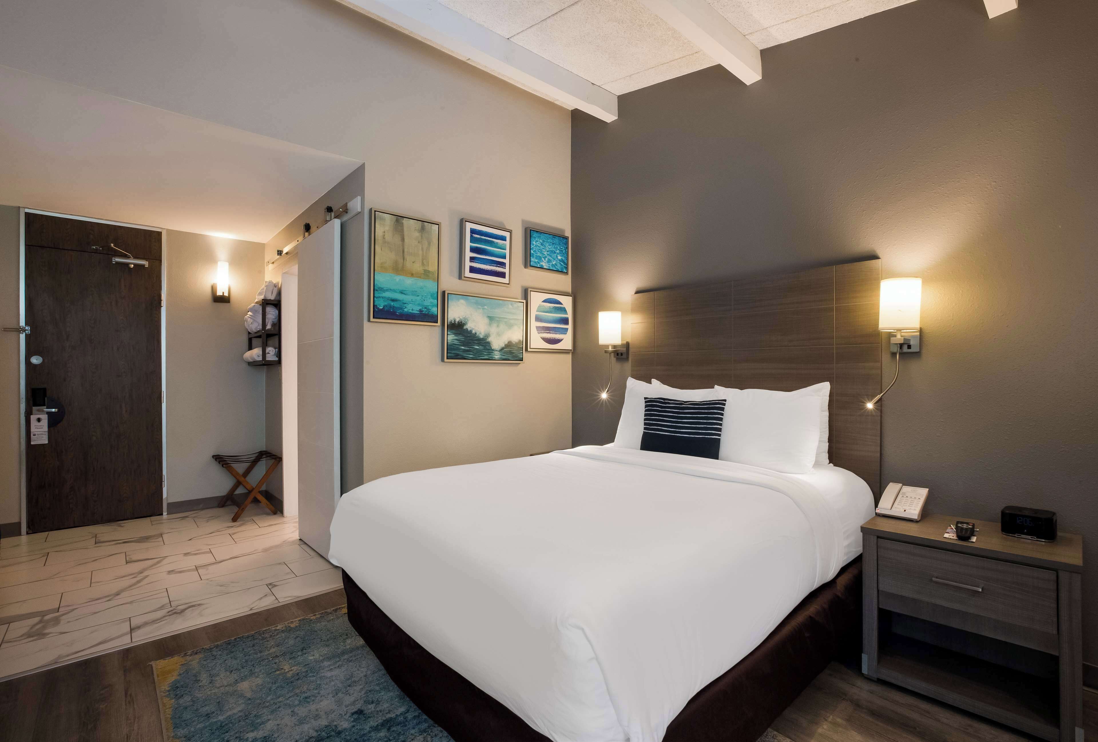 Standard Room, 1 Queen Bed, Non Smoking, Patio | 1 bedroom, in-room safe, laptop workspace, blackout drapes