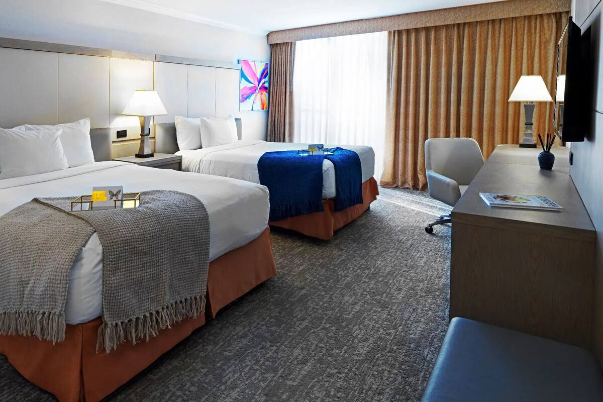 Bantalan ekstra lembut, brankas, dan meja kerja