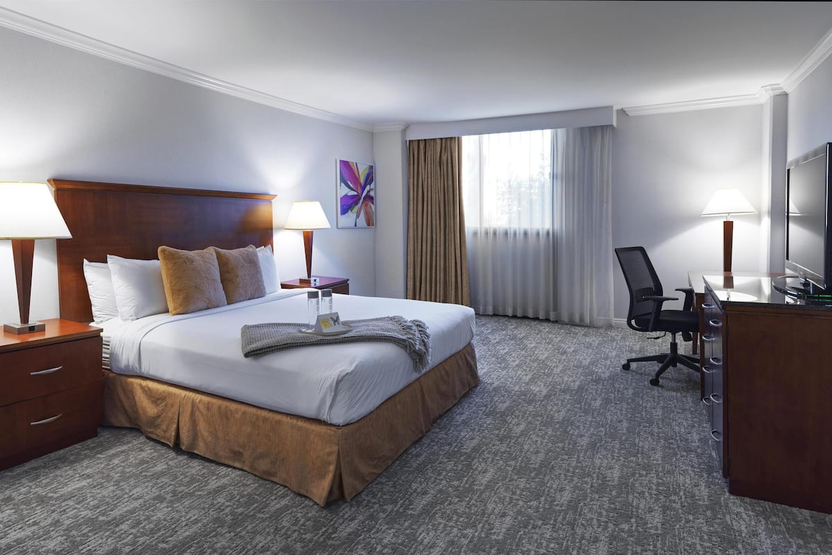 Premium Room, 1 King Bed, Jetted Tub, Mountain View | Pillow-top beds, in-room safe, desk, laptop workspace