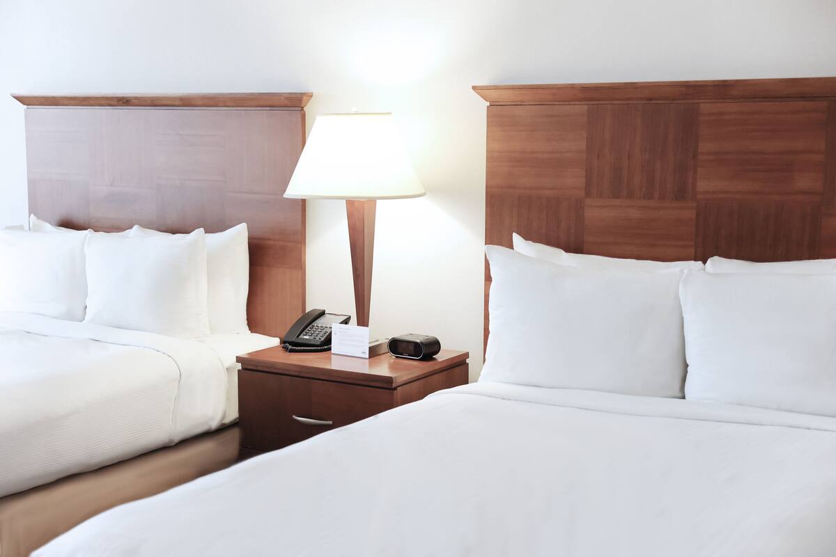 Camas con pillow-top, caja de seguridad en la habitación y escritorio