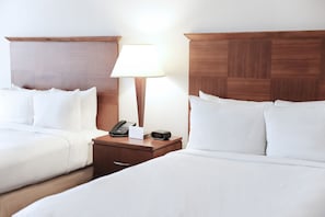 Pillowtop-Betten, Zimmersafe, Schreibtisch