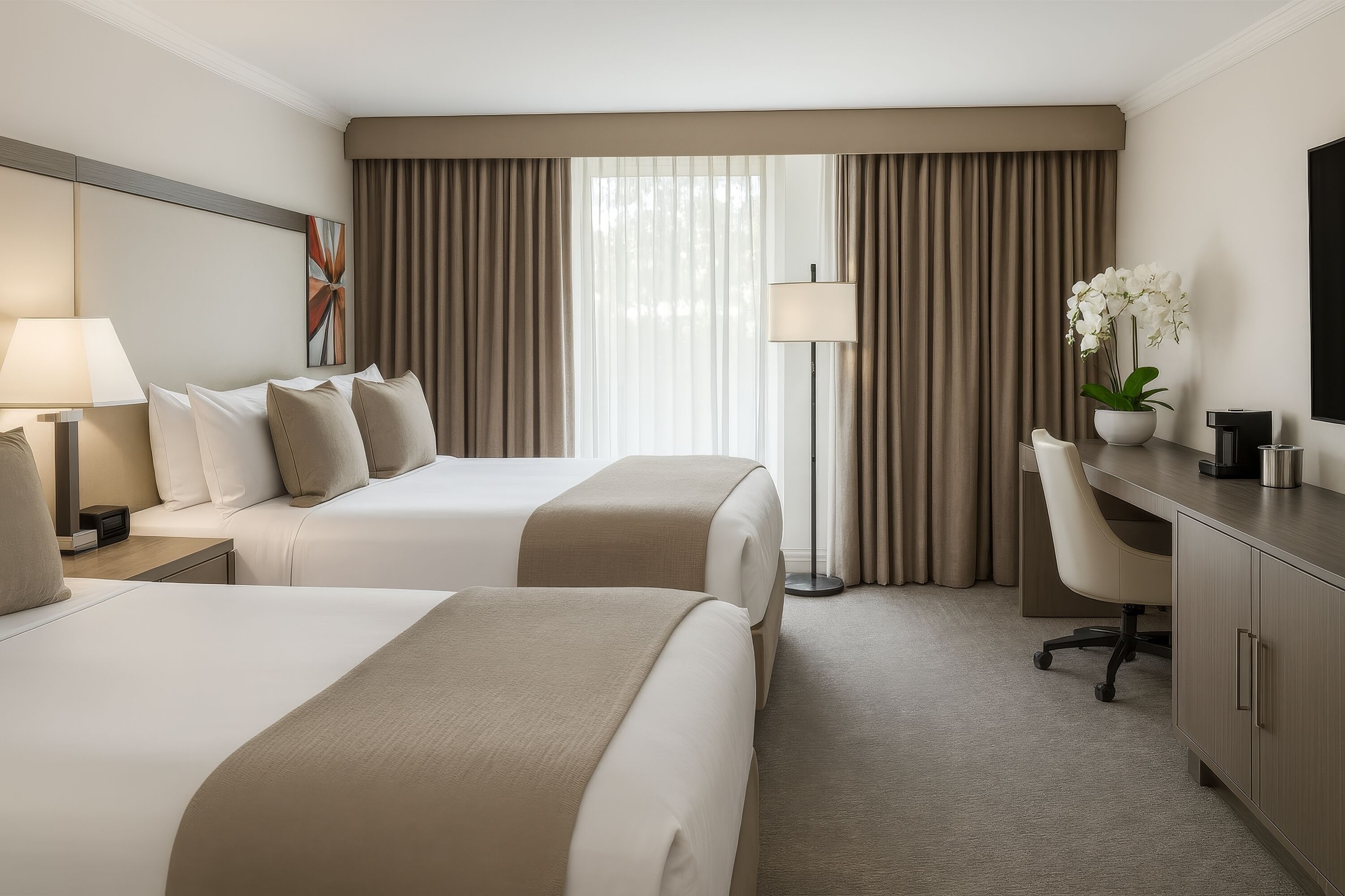 Camas con pillow-top, caja de seguridad en la habitación y escritorio 