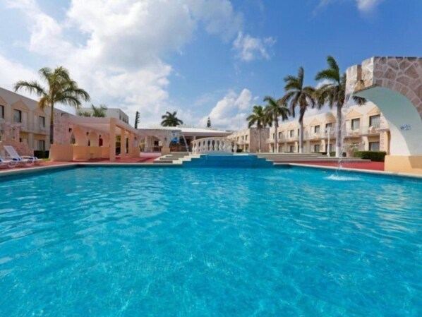 Una piscina al aire libre