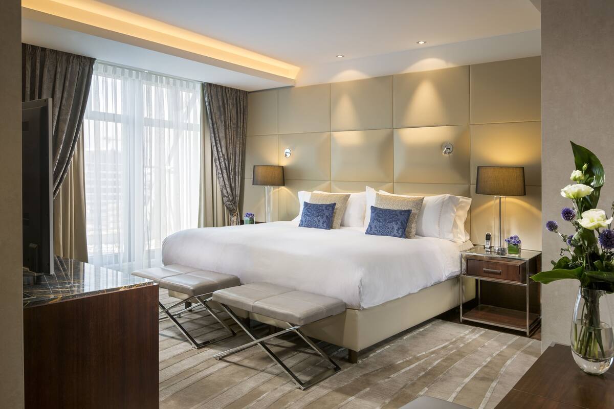 executive suite | egyptian cotton sheets, premium bedding, down duvets, free minibar