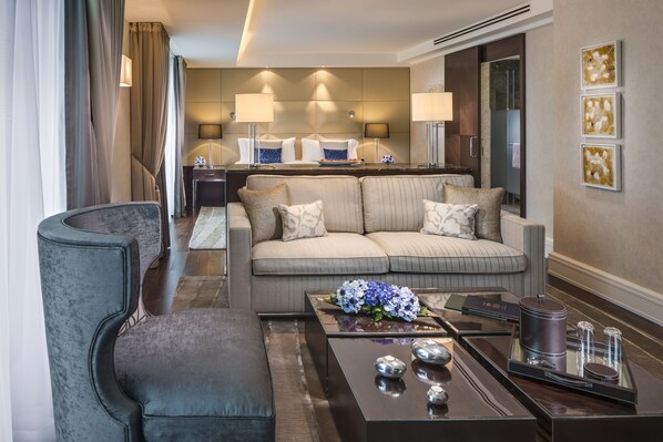 Grand Room (Grand Deluxe) | Egyptian cotton sheets, premium bedding, down comforters, free minibar - Breidenbacher Hof (Düsseldorf)