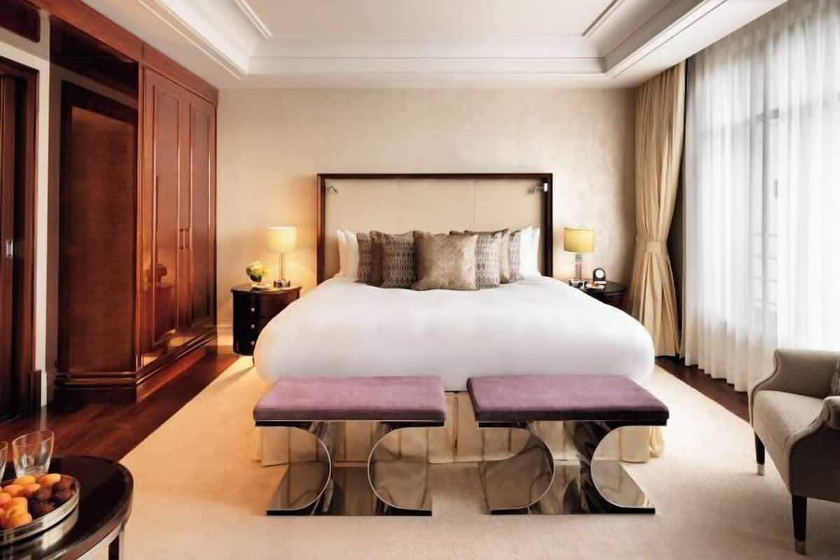 1 bedroom, Egyptian cotton sheets, premium bedding, down comforters