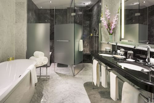 Baignoire et douche séparées, baignoire relaxante profonde