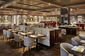 Breakfast, lunch, dinner served; international cuisine  - Breidenbacher Hof (Düsseldorf)