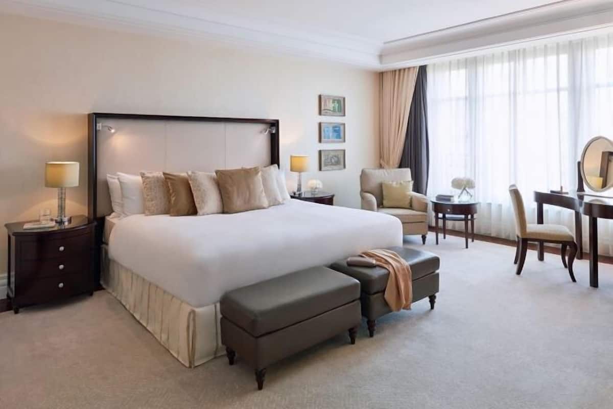 1 bedroom, Egyptian cotton sheets, premium bedding, down comforters