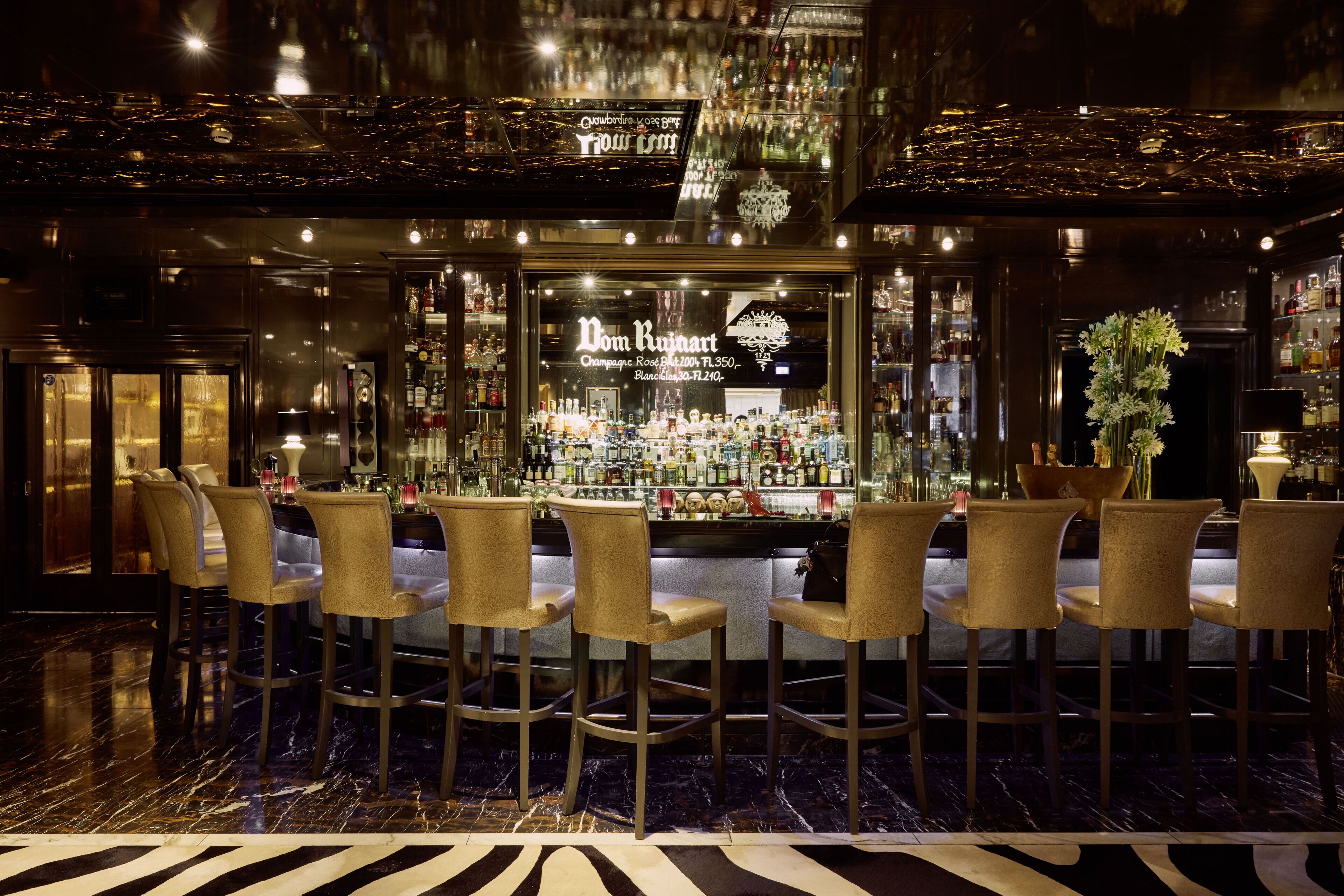 Serves breakfast, lunch and dinner