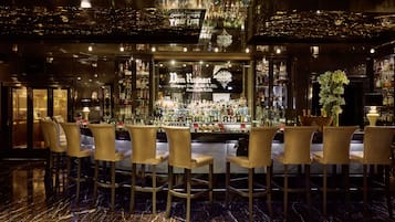 Serves breakfast, lunch and dinner