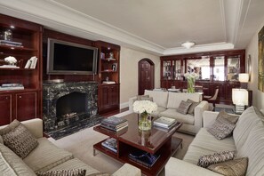 Executive Suite | Living area | 55-inch flat-screen TV with satellite channels, TV, pay movies