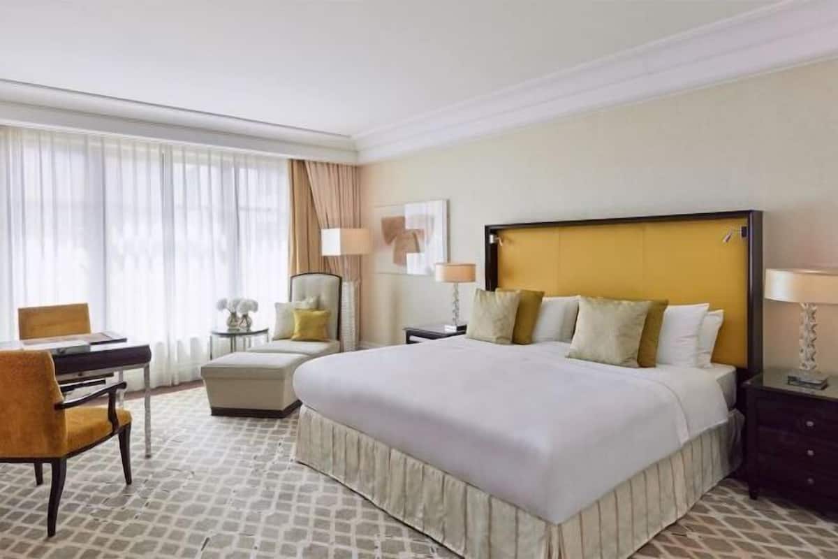 1 bedroom, Egyptian cotton sheets, premium bedding, down comforters
