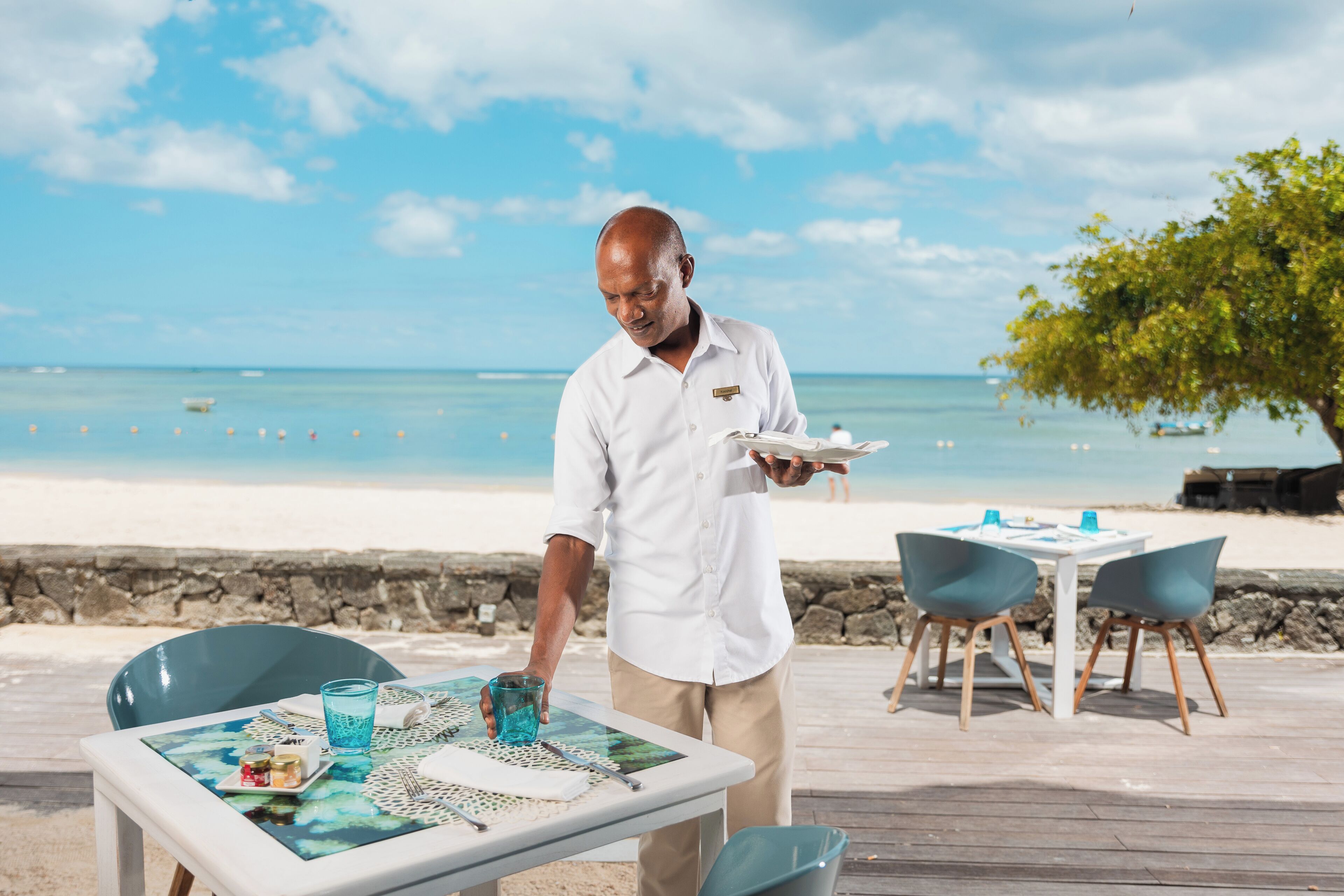 5 restaurants, breakfast, lunch, dinner served; seafood