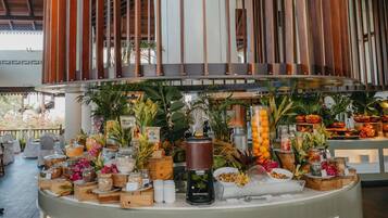 Petit déjeuner buffet (30 EUR par personne)