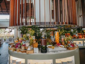 Sarapan bufet setiap hari (EUR 30 seorang) 