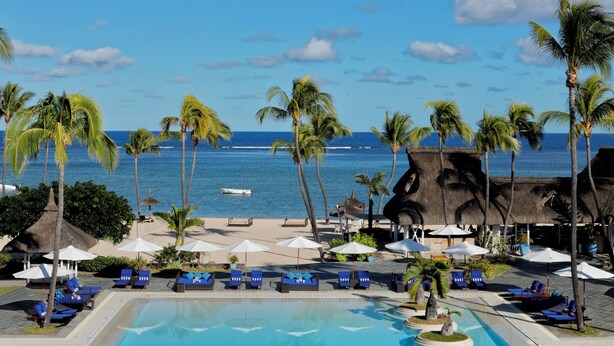 Outdoor pool, pool umbrellas, sun loungers - Sofitel Mauritius L'Imperial Resort & Spa (Flic-en-Flac)