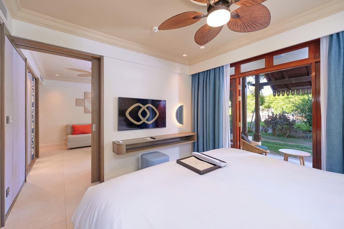 Suite, 1 King Bed, Balcony, Garden View (Prestige) | 1 bedroom, minibar, in-room safe, desk