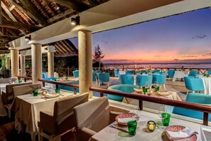 Hi ha 5 restaurants i s'hi serveixen esmorzars, dinars; plats de marisc 