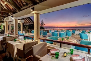 5 restaurants, breakfast, lunch, dinner served; seafood