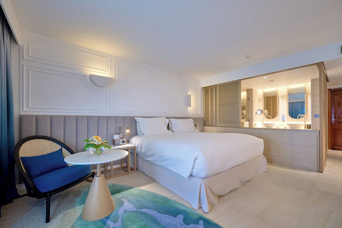 Luxury Room, 1 King Bed or 2 Twin Beds, Sea facing with Garden View, Balcony or Terrace | Minibar, in-room safe, desk, blackout drapes